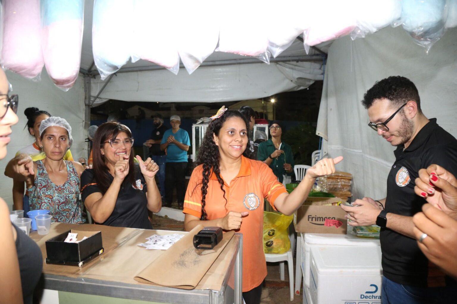 Primeiro dia do 22º Arraial de Santo Antônio lota Praça do Rádio com mais de 10 mil pessoas.