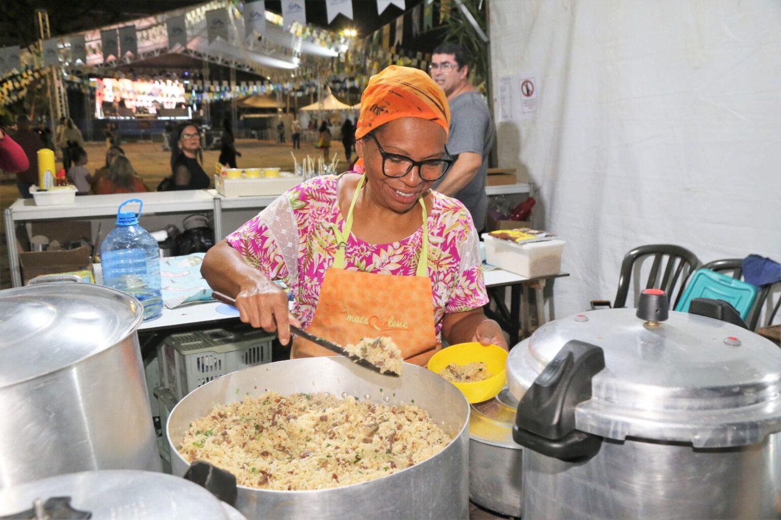 Primeiro dia do 22º Arraial de Santo Antônio lota Praça do Rádio com mais de 10 mil pessoas.