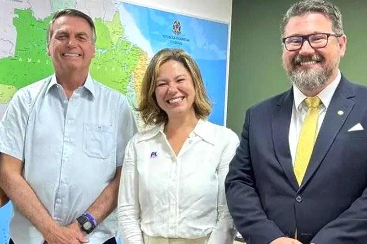 Bolsonaro veta mulher de Pollon como vice de André e decide apoiar reeleição da prefeita Adriane Lopes. Bolsonaro veta mulher de Pollon como vice de André e decide apoiar reeleição da prefeita Adriane Lopes.