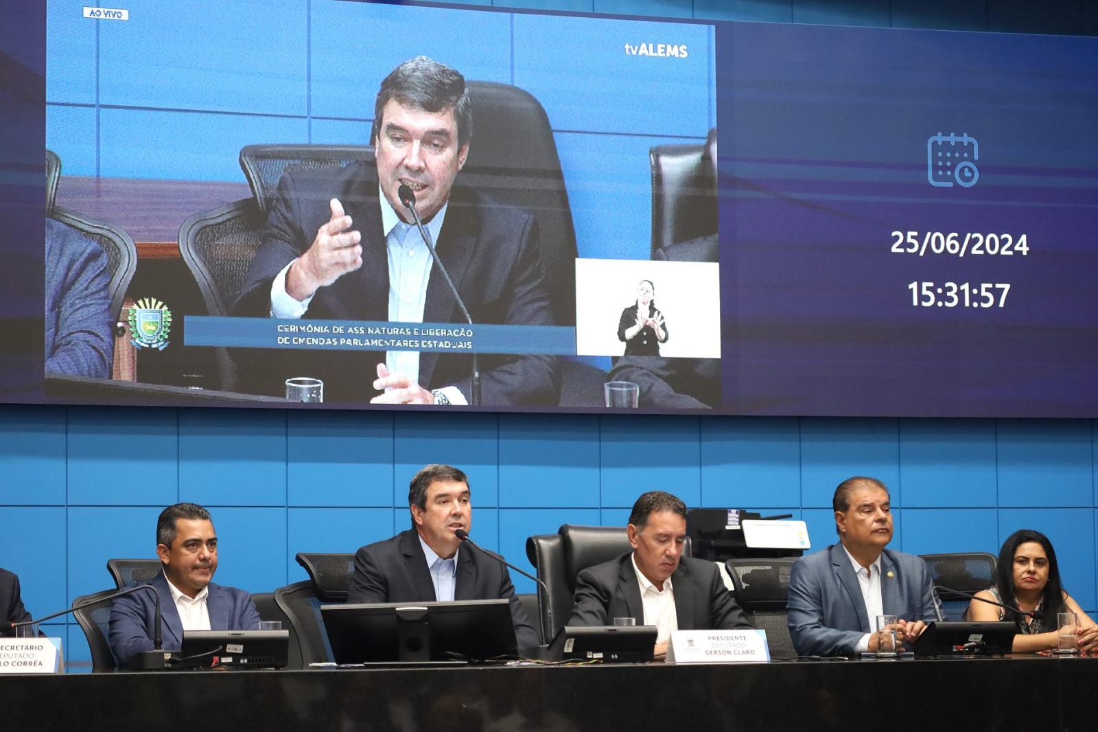 Governo de MS libera R$ 72 milhões em emendas para atender entidades, hospitais e 79 municípios. Governo de MS libera R$ 72 milhões em emendas para atender entidades, hospitais e 79 municípios.