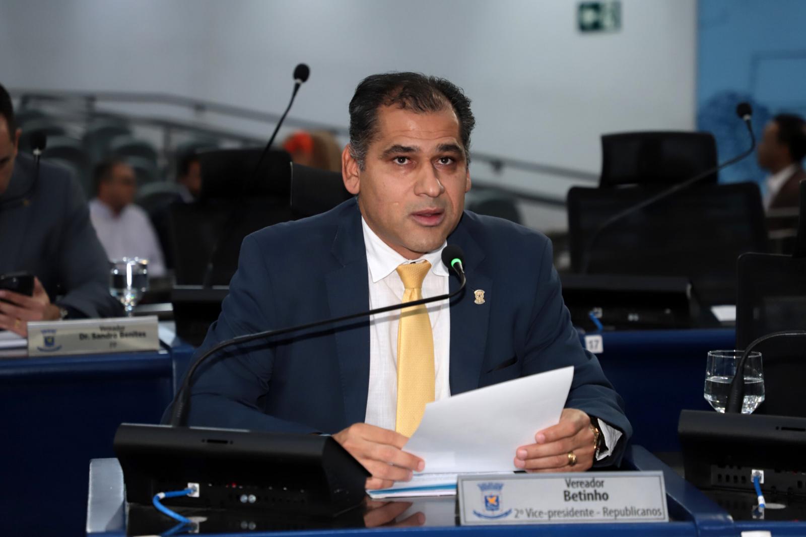 Betinho pede revitalização em ponte na Ernesto Geisel e patrolamento no Jardim Colúmbia.