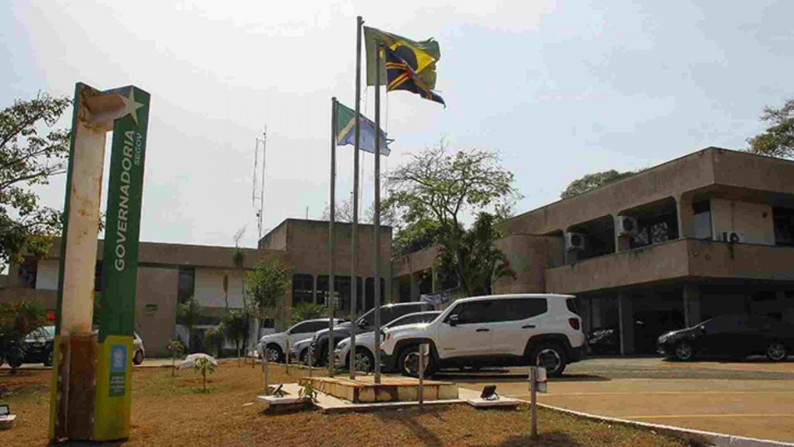 Ex-prefeitos são exonerados de cargos no Governo do Estado. Ex-prefeitos são exonerados de cargos no Governo do Estado.
