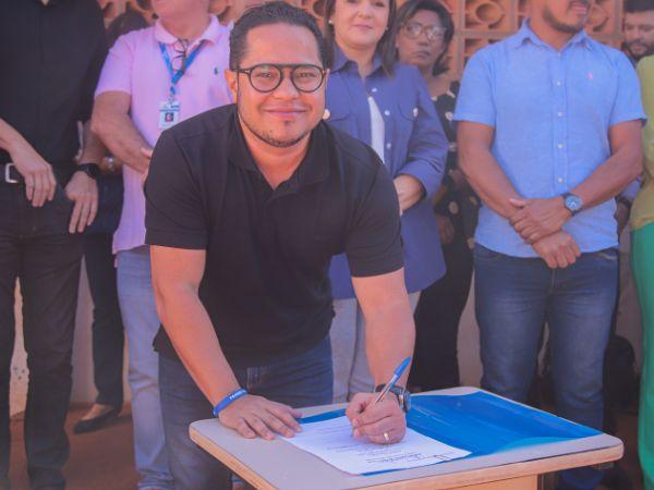 Papy participa da assinatura da ordem de serviço para obras na Unidade de Saúde do Aero Rancho.