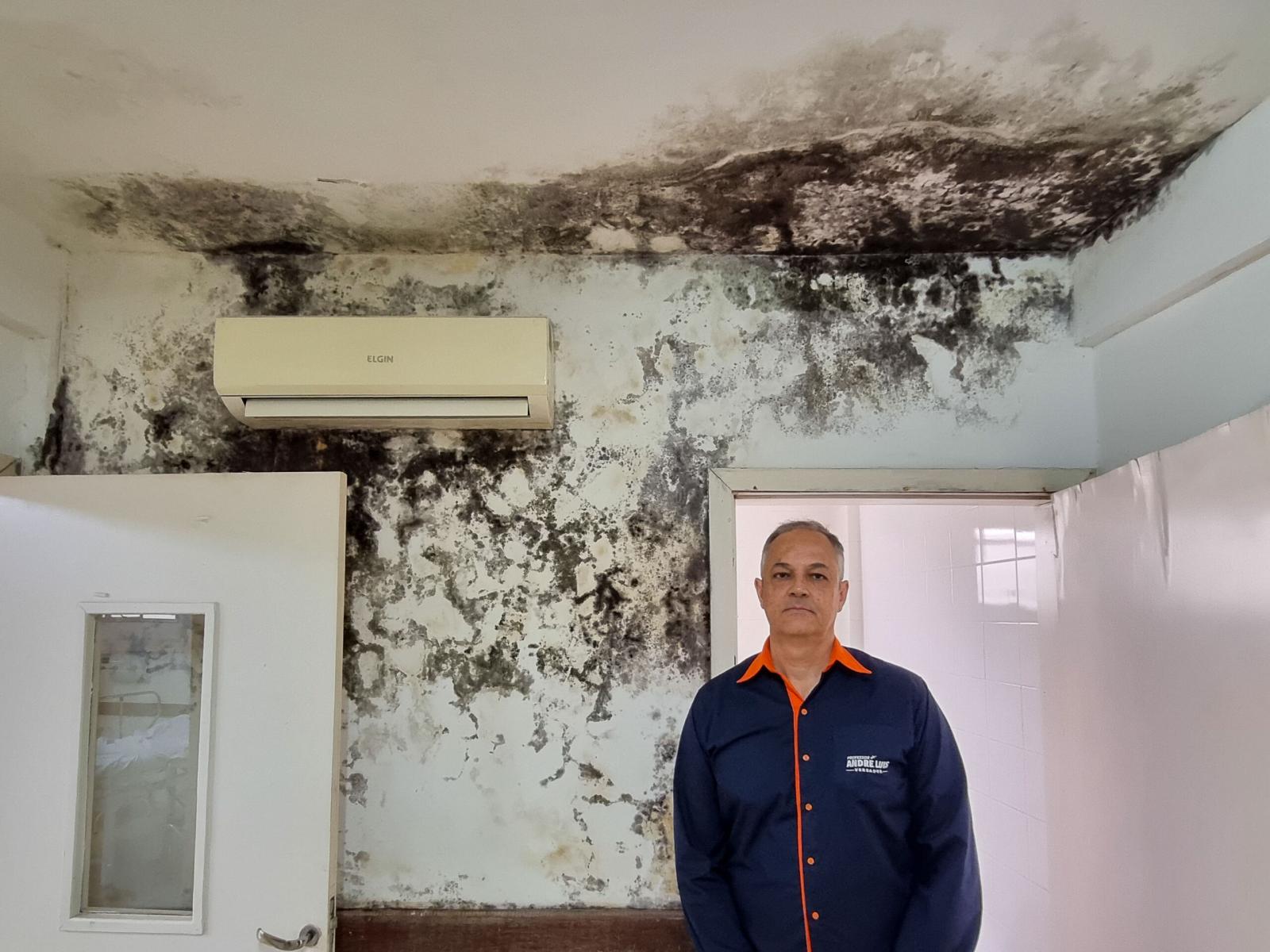 Vereador Professor André Luis fiscaliza UPA do Santa Mônica, que sofre com mofo e infiltração.