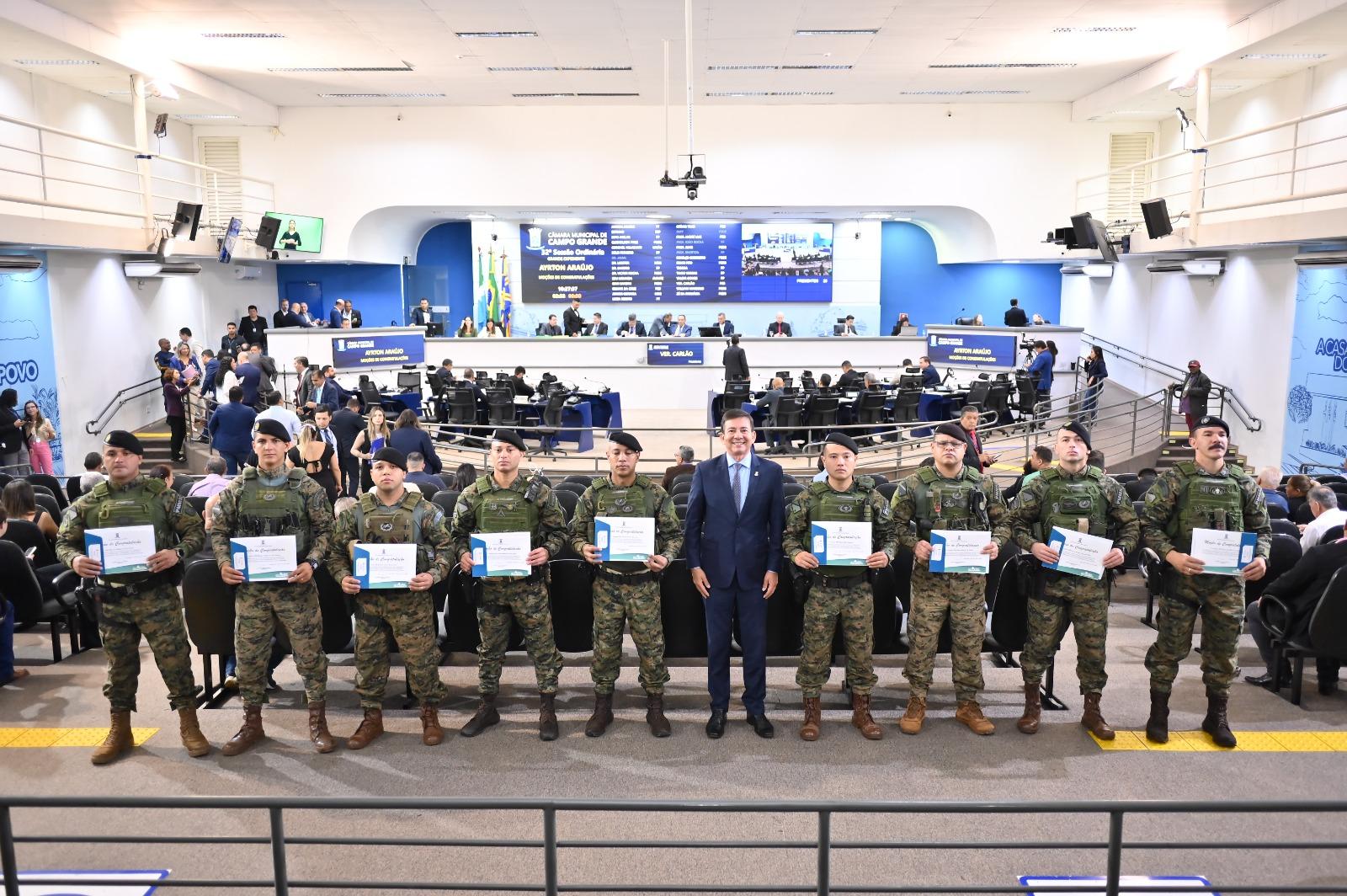 Vereador Villasanti homenageia Policiais do BOPE.