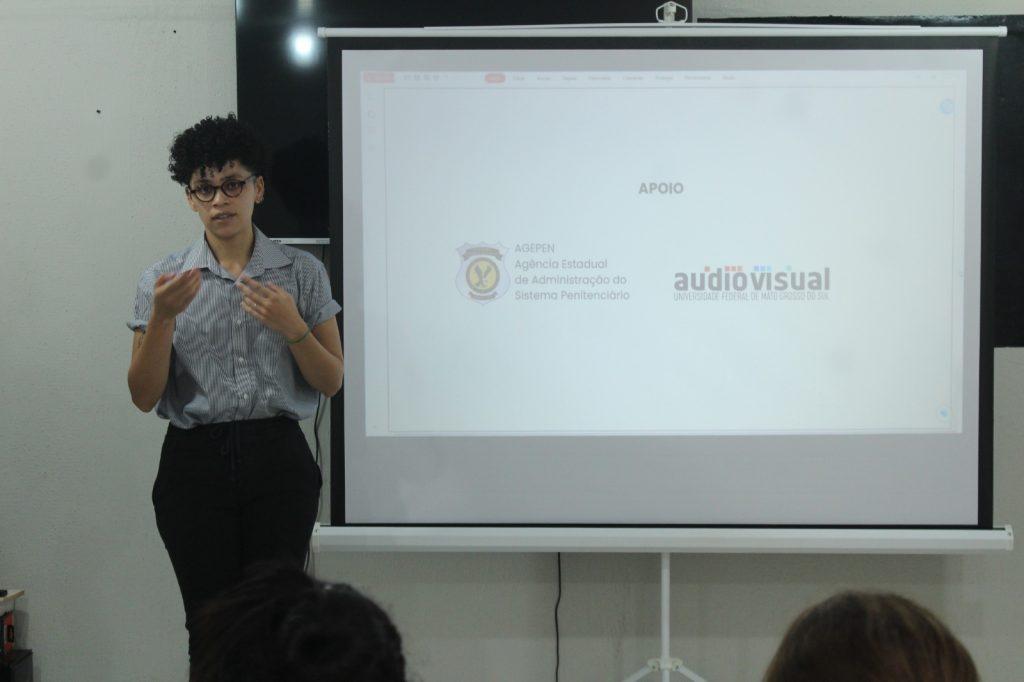 Projeto leva arte e reflexão a detentas em Campo Grande por meio do cinema.