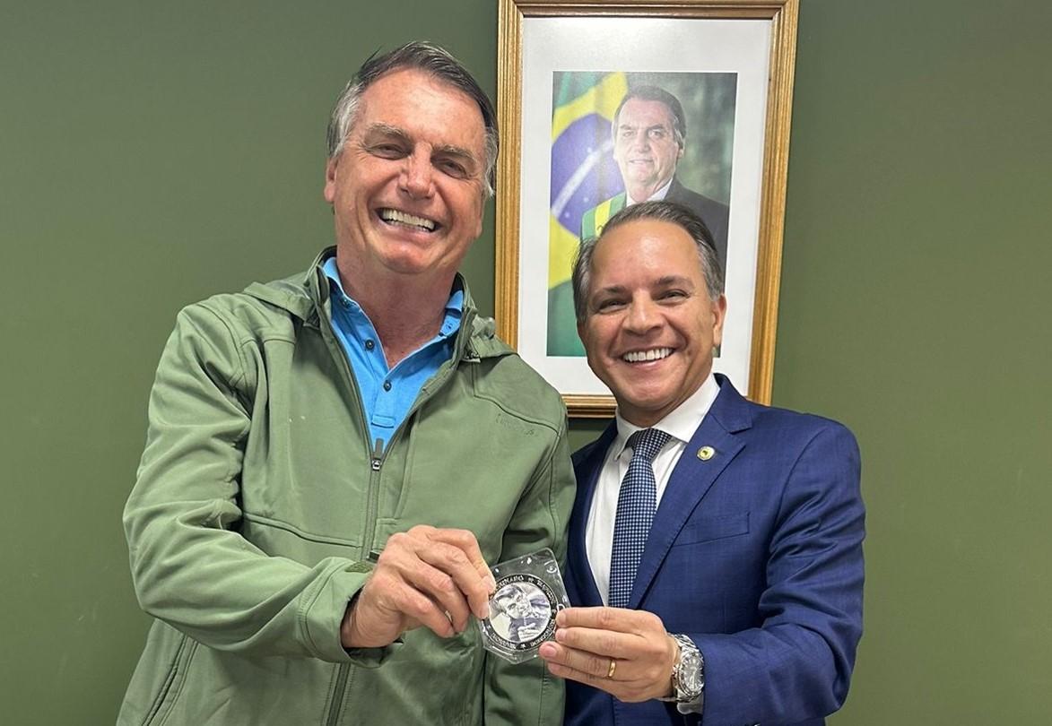 O ex presidente Jair Messias Bolsonaro deve vir a Campo Grande para reforçar campanha de Beto Pereira e indica coronel da PM Neidy Nunes Barbosa Centurião como vice. O ex presidente Jair Messias Bolsonaro deve vir a Campo Grande para reforçar campanha de Beto Pereira e indica coronel da PM Neidy Nunes Barbosa Centurião como vice.