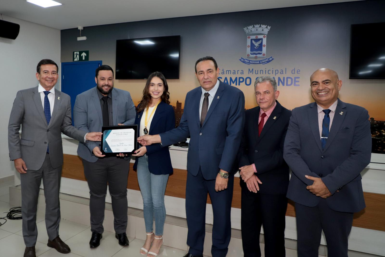 Presidente Carlão, entrega Medalha a Capitão Jeciane Victório, campo-grandense 1ª mulher a pilotar o maior avião de carga da FAB.