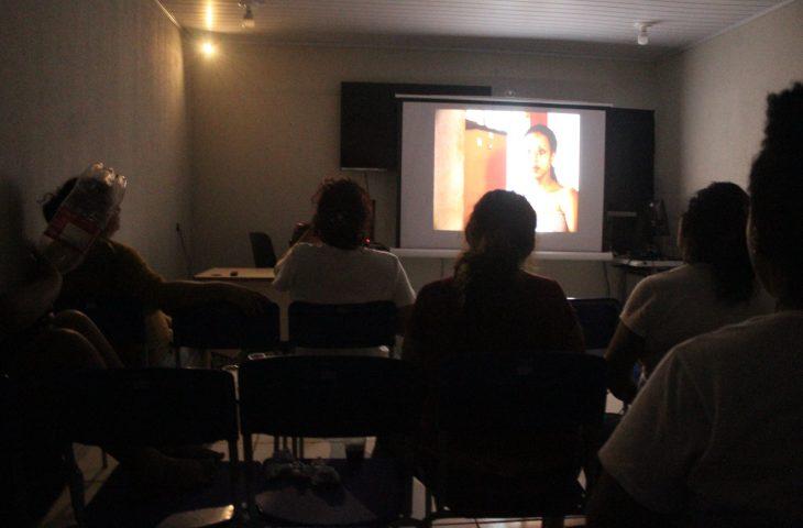 Projeto leva arte e reflexão a detentas em Campo Grande por meio do cinema.