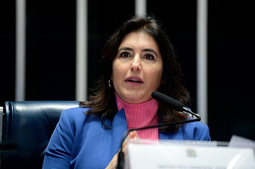 Simone defende democracia em ensaio de livro de celebridades da política internacional. Simone defende democracia em ensaio de livro de celebridades da política internacional.