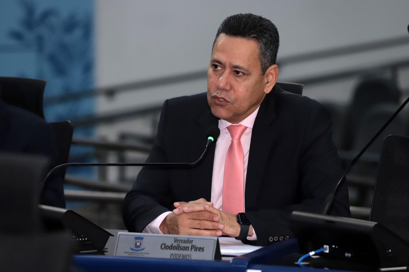 Vereador Clodoilson Pires solicita poda de árvores e melhorias em infraestrutura em duas regiões de Campo Grande.