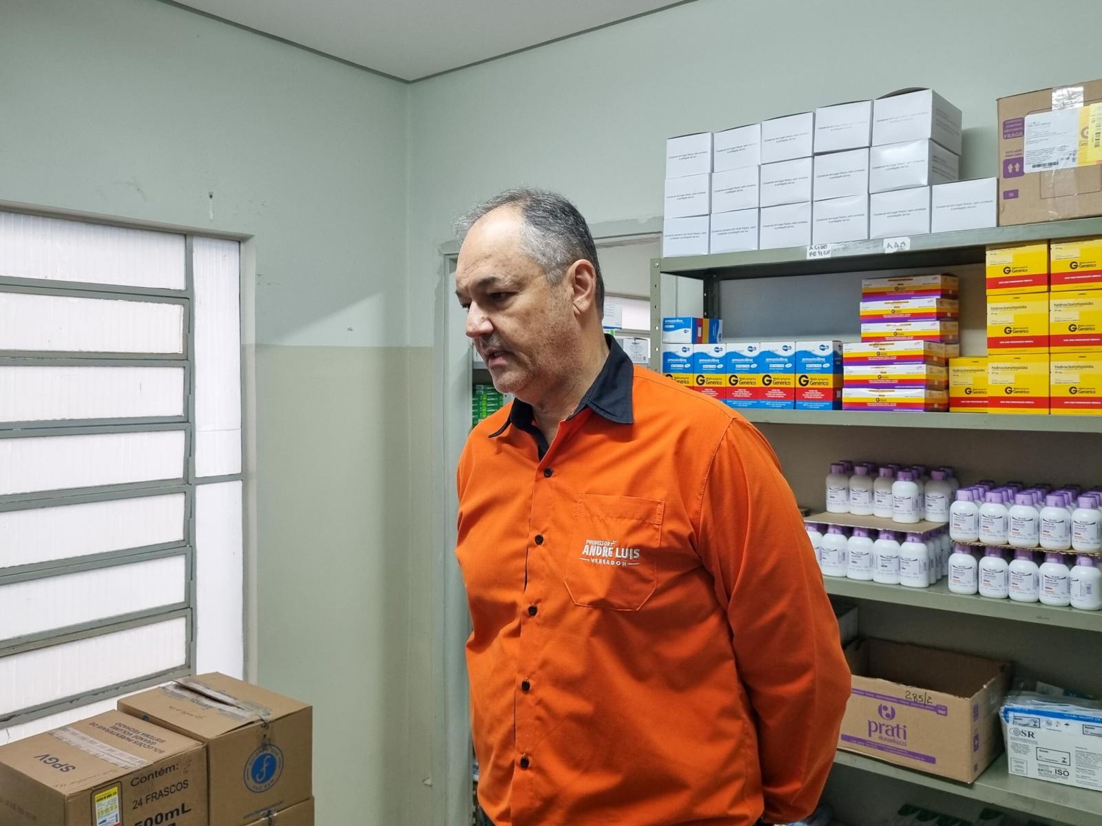 Vereador Prof. André Luis fiscaliza USF Serradinho e cobra reposição do estoque de medicamentos.