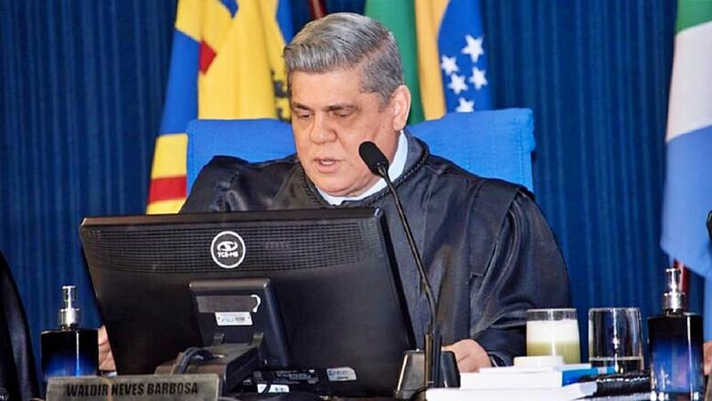 Conselheiro Waldir Neves encaminha aposentadoria do Tribunal de Contas. Conselheiro Waldir Neves encaminha aposentadoria do Tribunal de Contas.