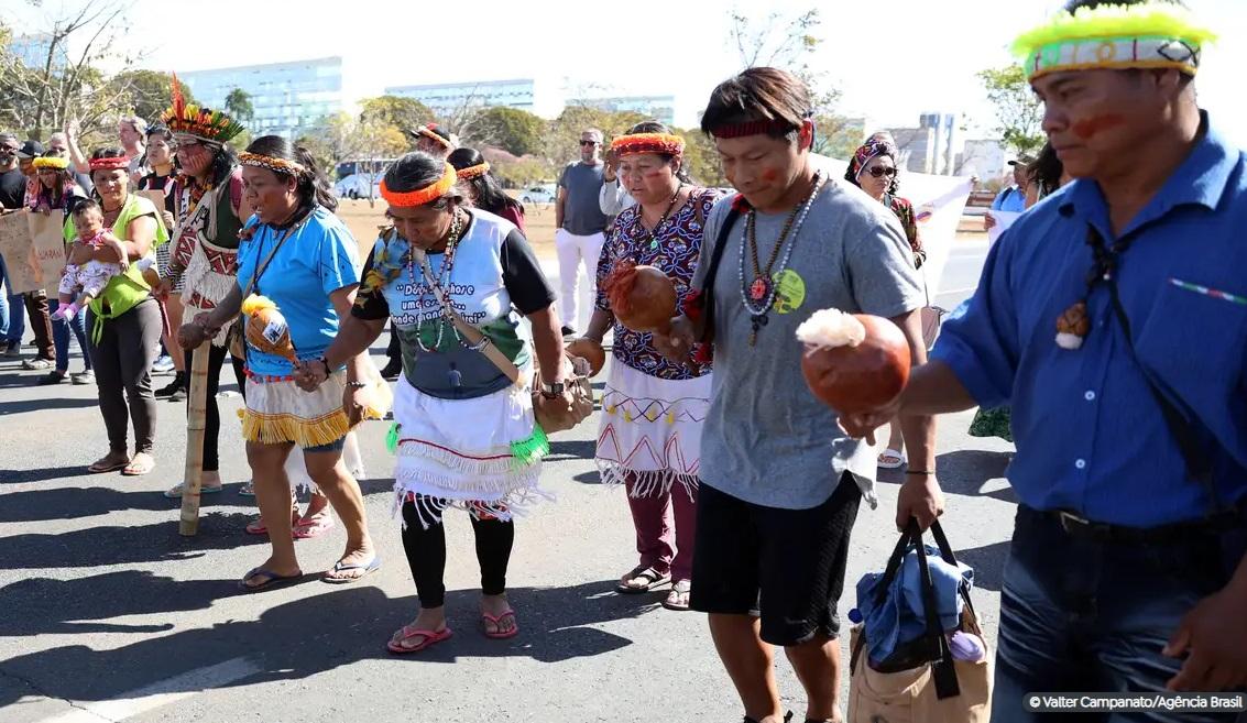 Em protesto em Brasília, indígenas pedem fim da violência no Mato Grosso do Sul. Em protesto em Brasília, indígenas pedem fim da violência no Mato Grosso do Sul.