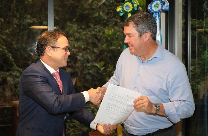 O Governador Eduardo Riedel  de Mato Grosso do Sul sanciona lei que trata de ações sobre honorários dos advogados. O Governador Eduardo Riedel  de Mato Grosso do Sul sanciona lei que trata de ações sobre honorários dos advogados.