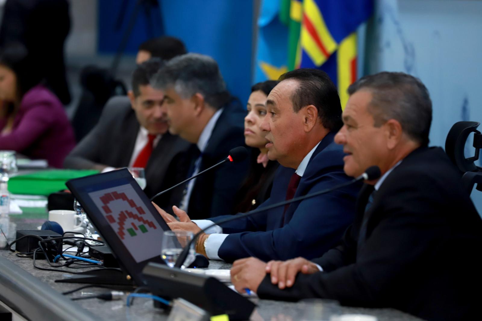 Vereadores analisam dois vetos na sessão desta quinta-feira.