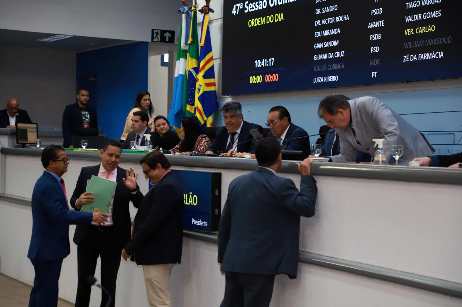 Vereadores analisam seis projetos e dois vetos na sessão desta quinta-feira.