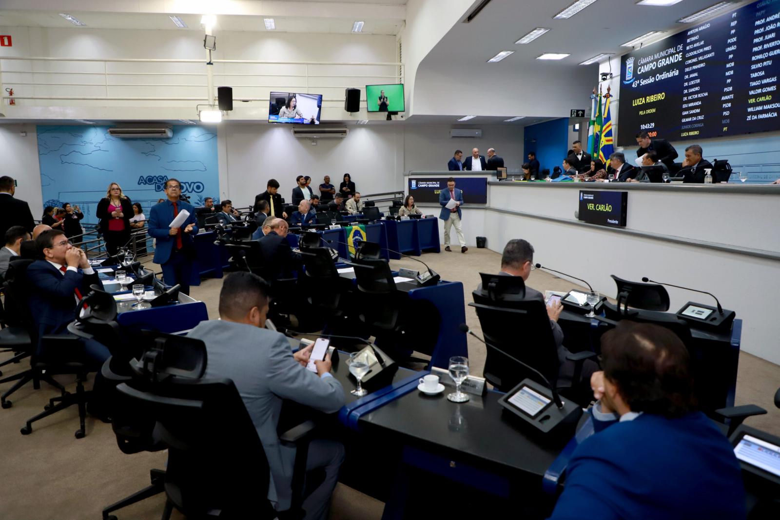 Vereadores aprovam projeto, mantêm um veto do Executivo e derrubam outro.