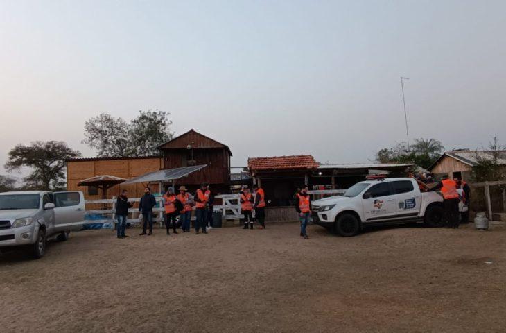 Voluntários chegam ao interior do Pantanal para levar ajuda e dar assistência aos ribeirinhos. Voluntários chegam ao interior do Pantanal para levar ajuda e dar assistência aos ribeirinhos.