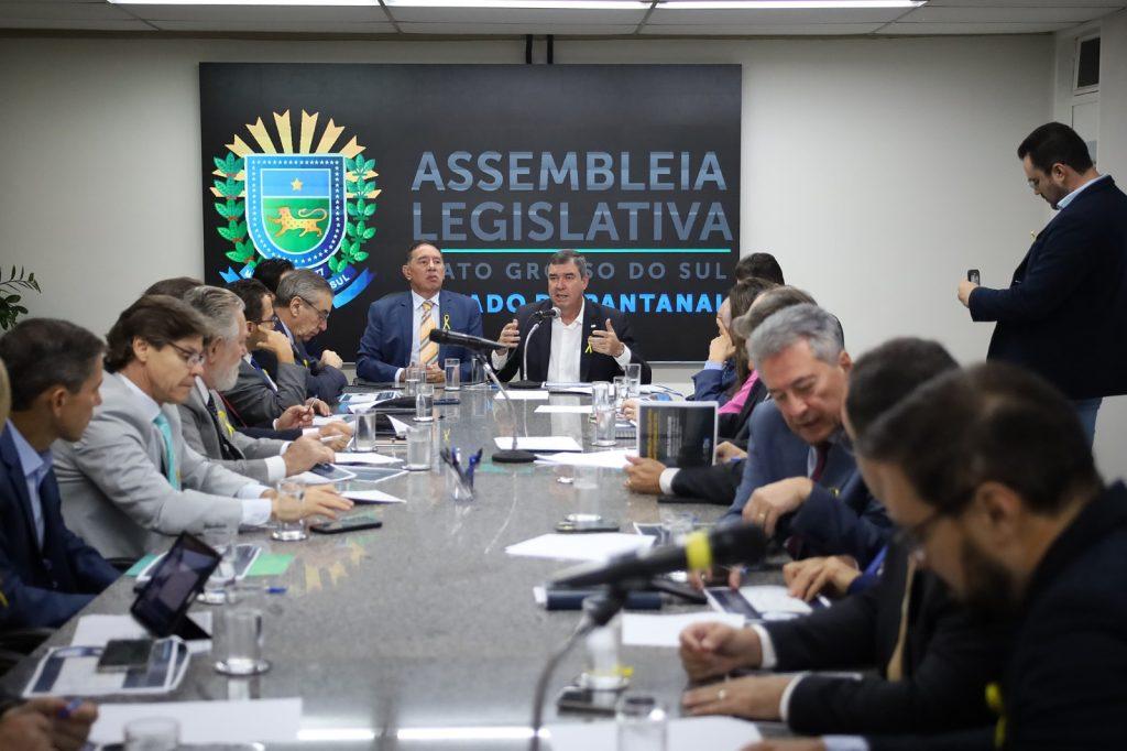 Governo de MS esclarece dúvidas e apresenta aos deputados vantagens sobre concessões de rodovias. Governo de MS esclarece dúvidas e apresenta aos deputados vantagens sobre concessões de rodovias.