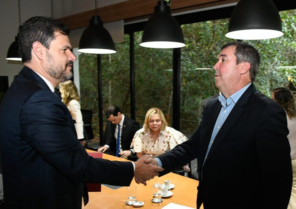 Governo de MS discute com Ministério Público parcerias para levar benefícios à sociedade. Governo de MS discute com Ministério Público parcerias para levar benefícios à sociedade.