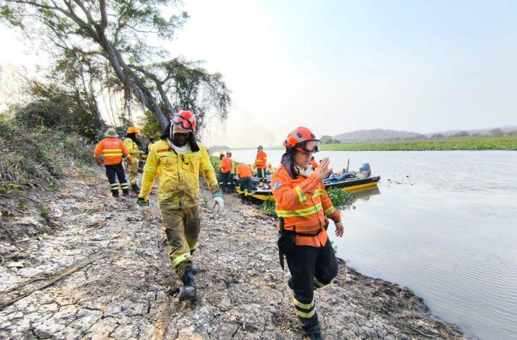 Bombeiros atuam no controle de incêndios florestais em MS e ribeirinhos serão atendidos em ação humanitária.