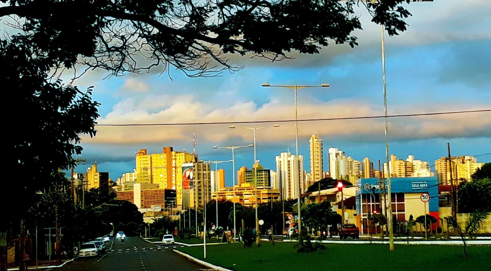 Com previsão de sol e tempo firme nesta terça-feira, céu segue acinzentado em Mato Grosso do Sul. Com previsão de sol e tempo firme nesta terça-feira, céu segue acinzentado em Mato Grosso do Sul.