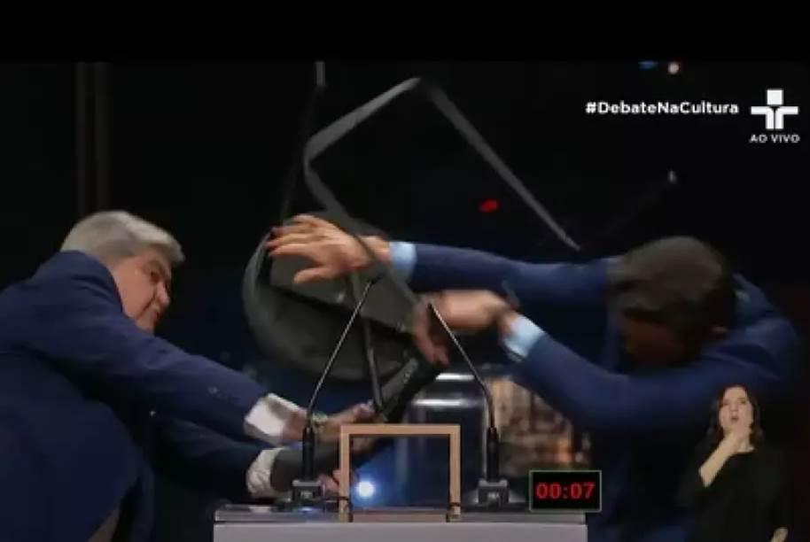 Datena agride Marçal com cadeirada e é expulso de debate da TV Cultura.