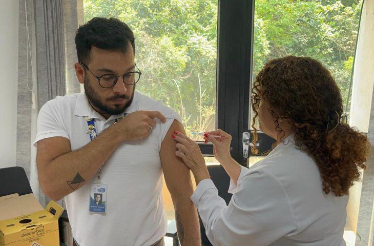 SES inicia imunização de trabalhadores na campanha ‘Saúde Vacina Mais: Cuidar de Quem Cuida’ SES inicia imunização de trabalhadores na campanha ‘Saúde Vacina Mais: Cuidar de Quem Cuida’