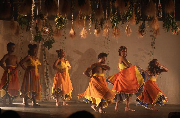 Grupo NegaÔ encanta com espetáculo Abebé e homenageia orixá Oxum na Semana pra Dança. Grupo NegaÔ encanta com espetáculo Abebé e homenageia orixá Oxum na Semana pra Dança.