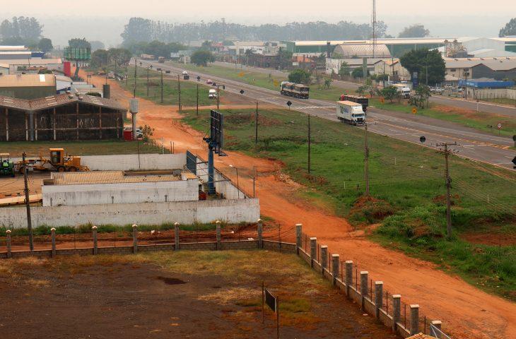 Novo acesso ao Polo Empresarial Norte da Capital vai garantir mais segurança para acelerar desenvolvimento econômico. Novo acesso ao Polo Empresarial Norte da Capital vai garantir mais segurança para acelerar desenvolvimento econômico.