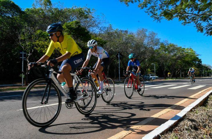 Surdoatletas disputam Campeonato Brasileiro de Ciclismo e Mountain Bike em Campo Grande. Surdoatletas disputam Campeonato Brasileiro de Ciclismo e Mountain Bike em Campo Grande.