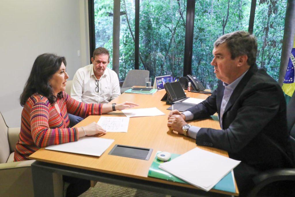 Governo de MS e ministra discutem investimentos e andamento das obras federais no Estado. Governo de MS e ministra discutem investimentos e andamento das obras federais no Estado.