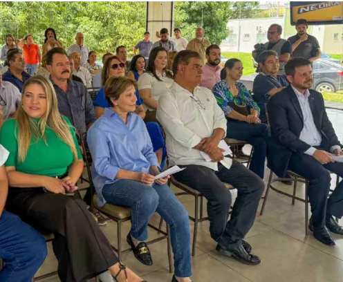 Senadora Tereza Cristina e o Senador Nelsinho Trad acompanham entrega de veículos do Ministério do Desenvolvimento.