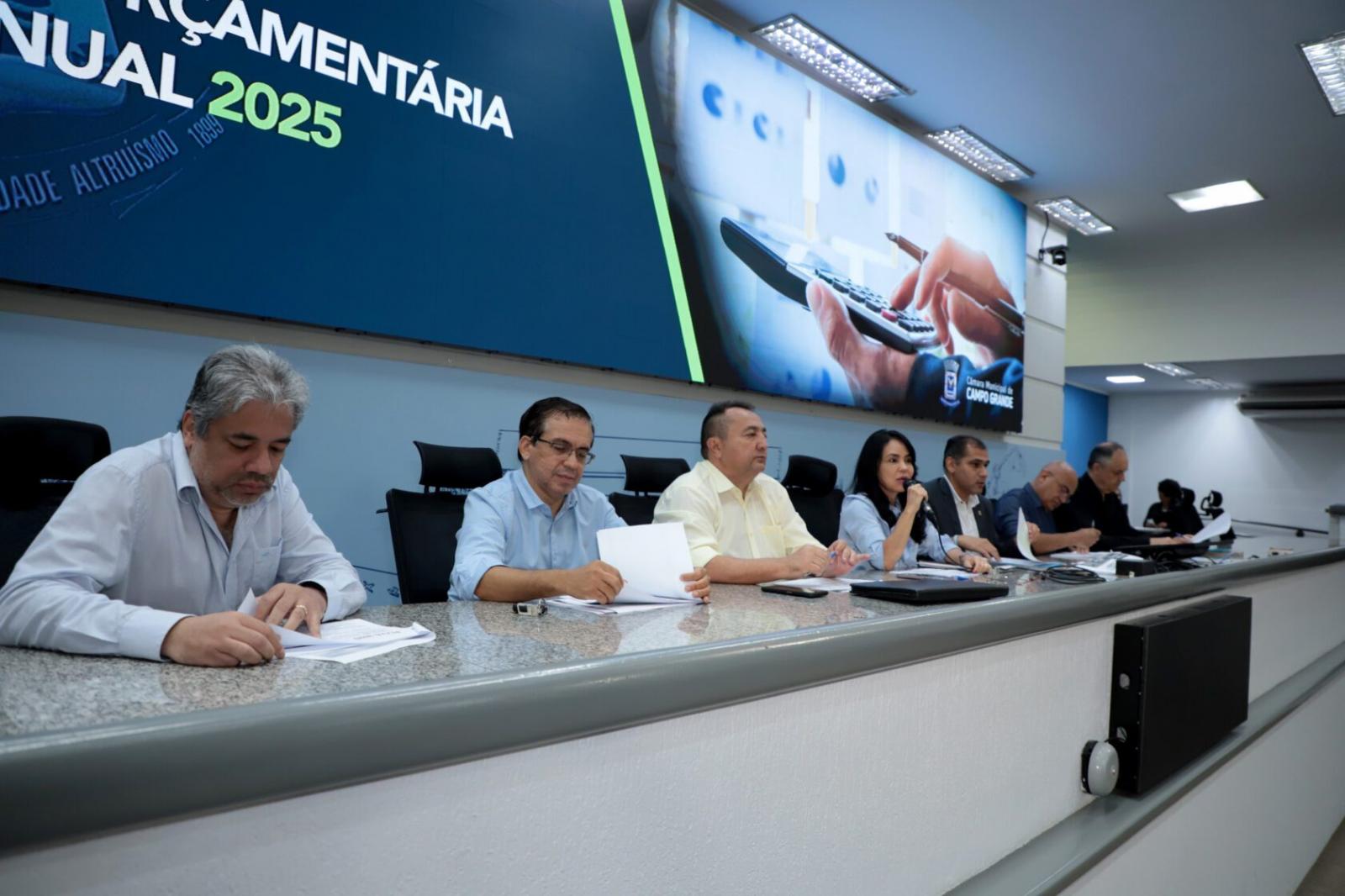 Câmara debate Lei Orçamentária Anual 2025, que prevê R$ R$ 6,8 bilhões. Câmara debate Lei Orçamentária Anual 2025, que prevê R$ R$ 6,8 bilhões.