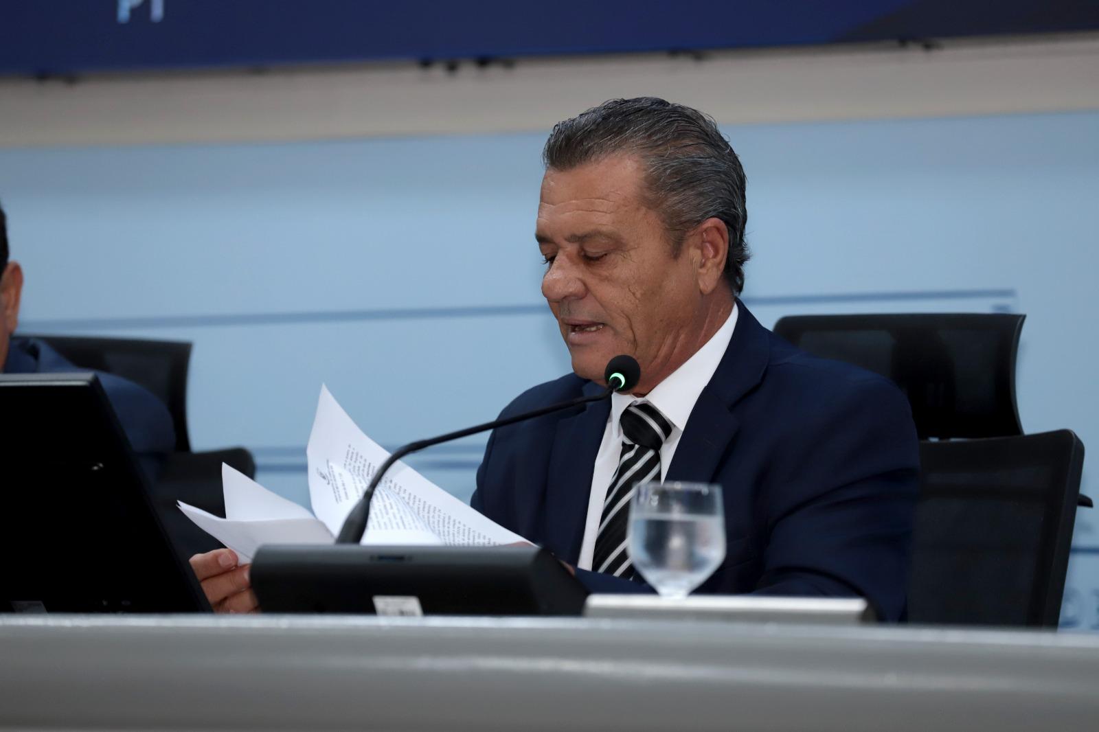 Em sessão plenária :Vereador Delei solicita serviços públicos e apresenta moção de congratulações.