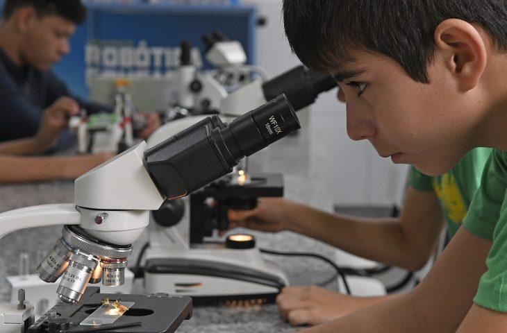 Ex-alunos da rede pública estadual de ensino contam como o estudo transformou suas vidas.