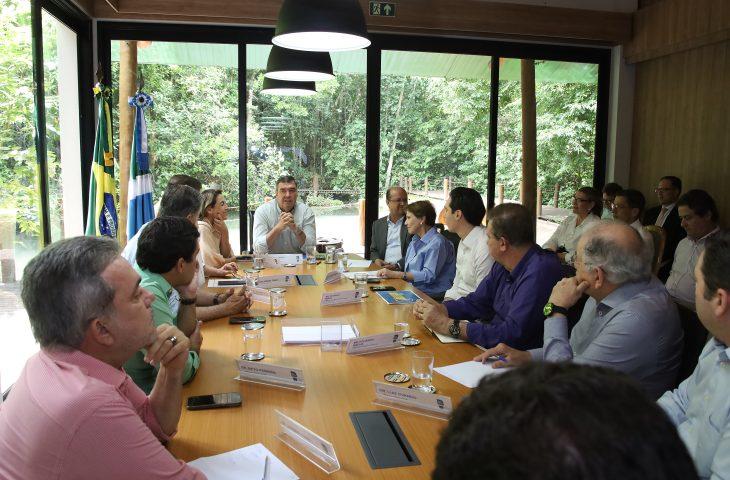 Governador Eduardo Riedel de Mato Grosso do Sul reúne bancada federal para definir distribuição de emendas e projetos prioritários para 2025.