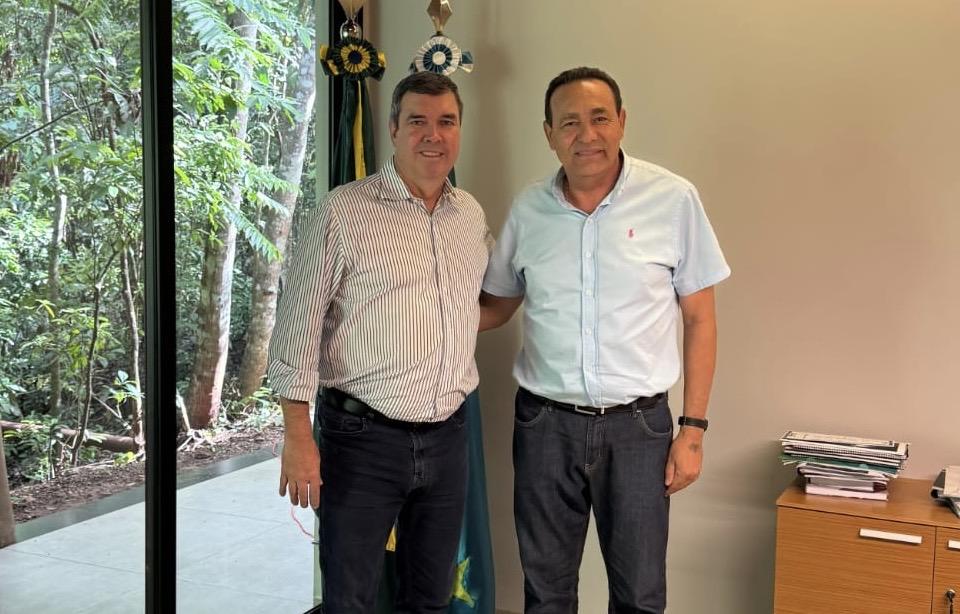 Vereador Carlão, presidente da Câmara de Campo Grande, faz visita institucional ao governador Eduardo Riedel.