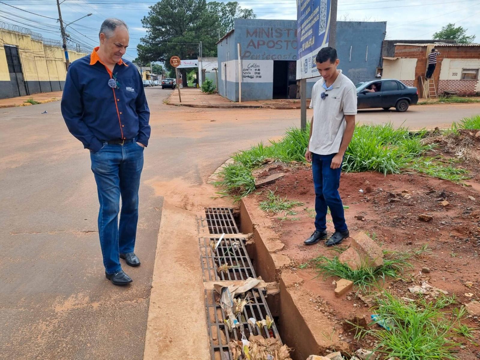 Vereador Prof. André Luis fiscaliza obras de pavimentação no Noroeste e critica má qualidade do serviço de execução. Vereador Prof. André Luis fiscaliza obras de pavimentação no Noroeste e critica má qualidade do serviço de execução.