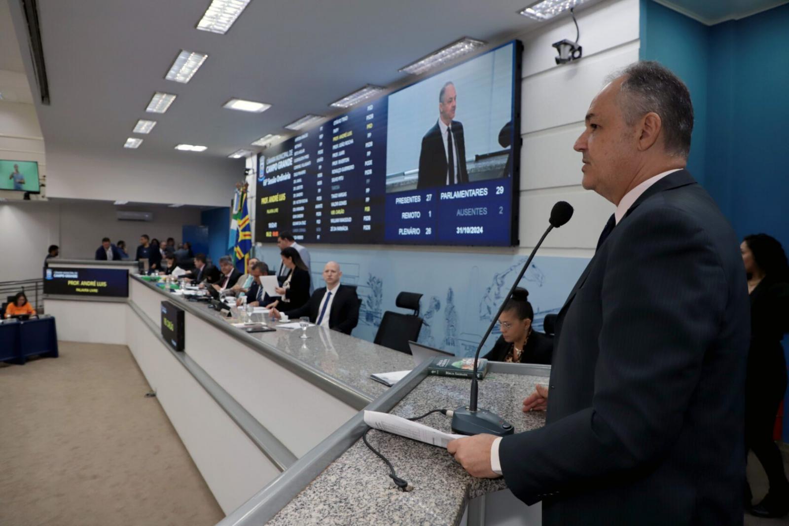 Vereador Prof. André Luis homenageia equipe da Subsecretaria de Bem-Estar Animal.