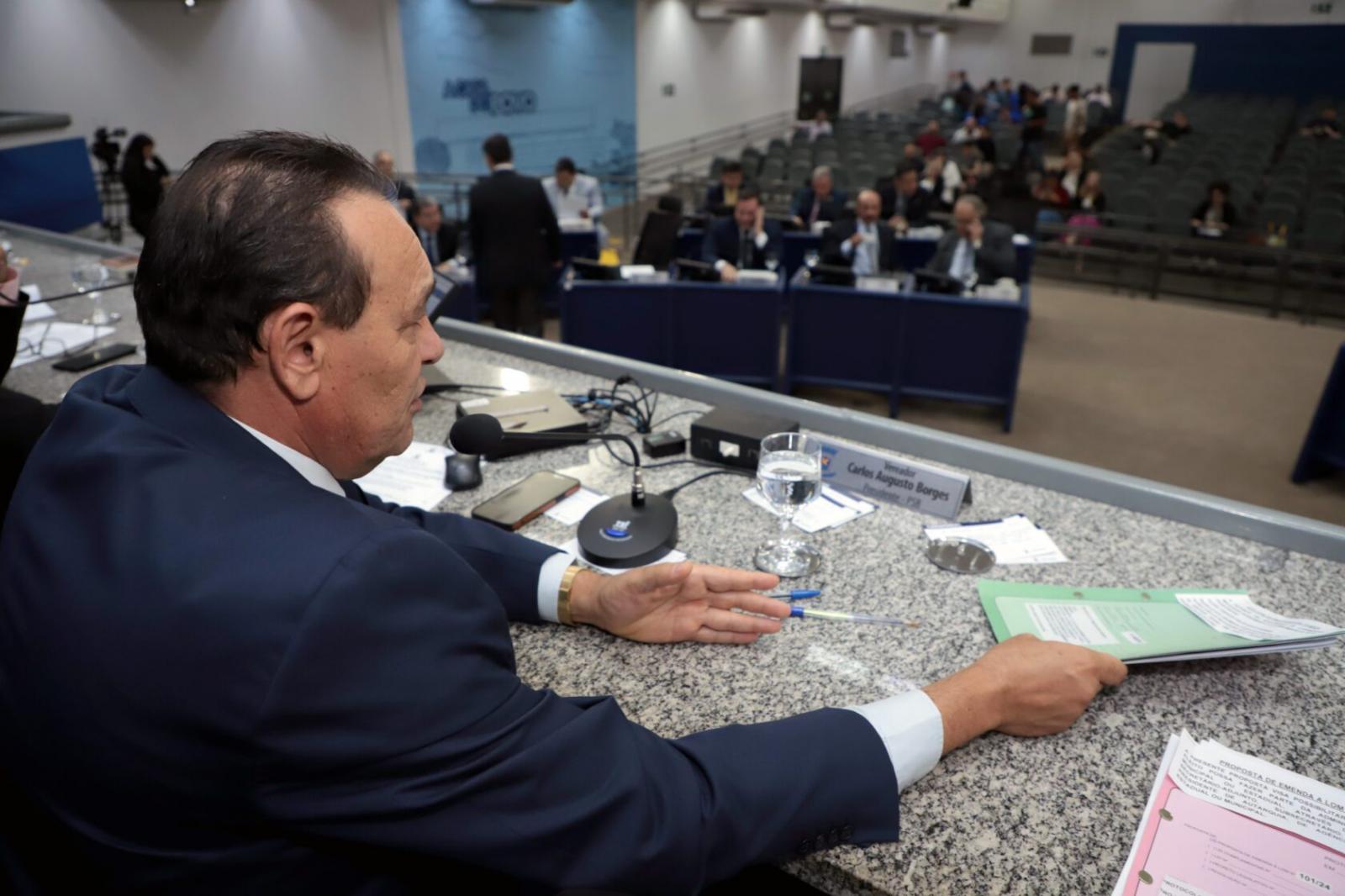 Vereadores aprovam dois projetos e mantêm dois vetos do Poder Executivo.