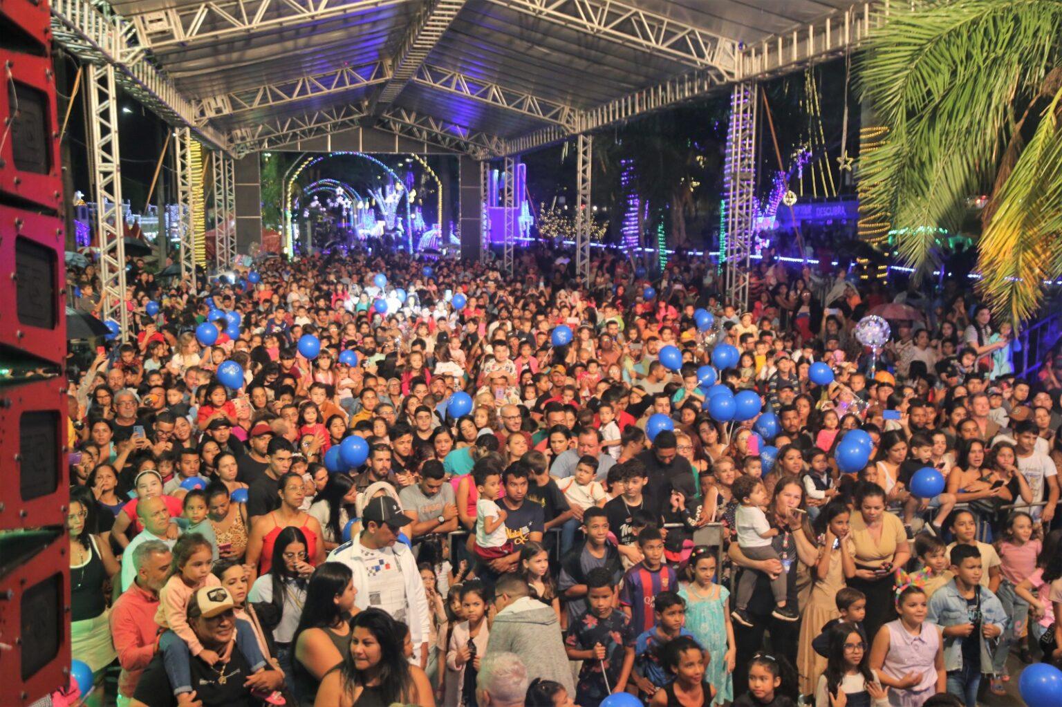 Com Família Rena e Patati Patatá, milhares de pessoas celebram a reabertura da Cidade do Natal.