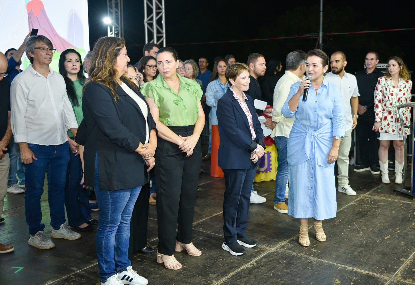 Com Família Rena e Patati Patatá, milhares de pessoas celebram a reabertura da Cidade do Natal.
