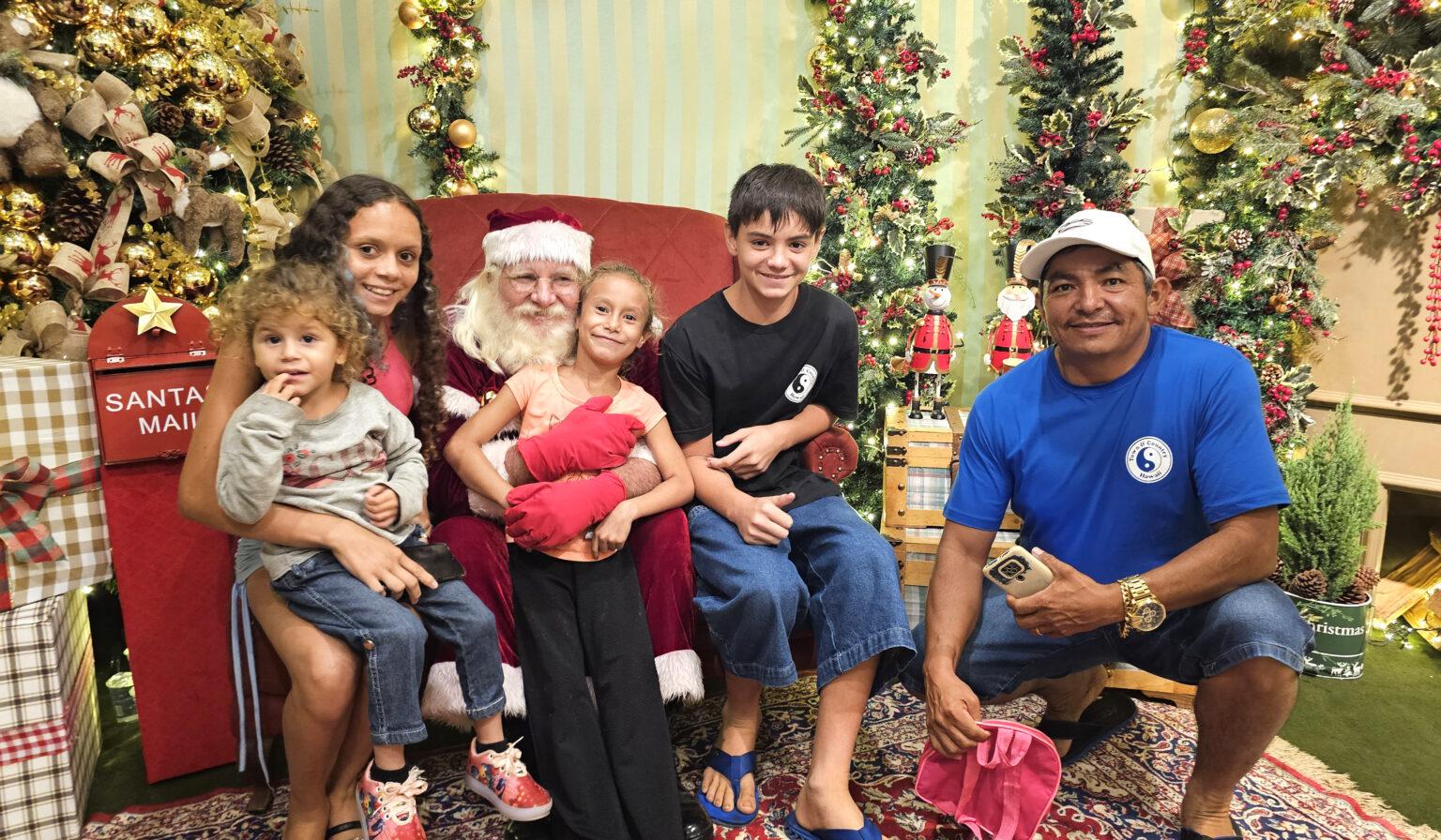 Com Família Rena e Patati Patatá, milhares de pessoas celebram a reabertura da Cidade do Natal.
