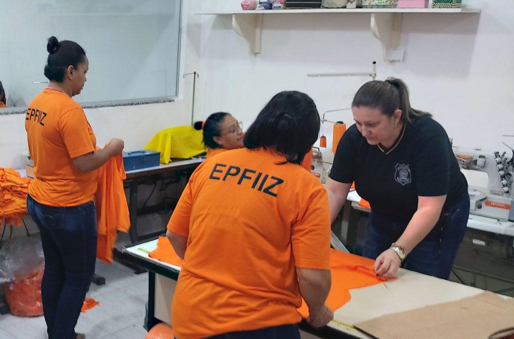 Governo de MS economiza R$ 1,1 milhão com internos produzindo uniformes nos presídios. Governo de MS economiza R$ 1,1 milhão com internos produzindo uniformes nos presídios.