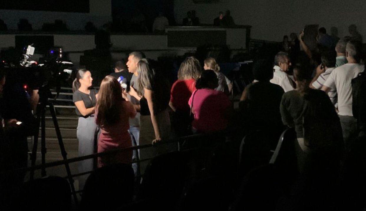 Após apagão, vereadores suspendem votação e fazem sessão extraordinária na quarta-feira dia 11/12/2024. Após apagão, vereadores suspendem votação e fazem sessão extraordinária na quarta-feira dia 11/12/2024.