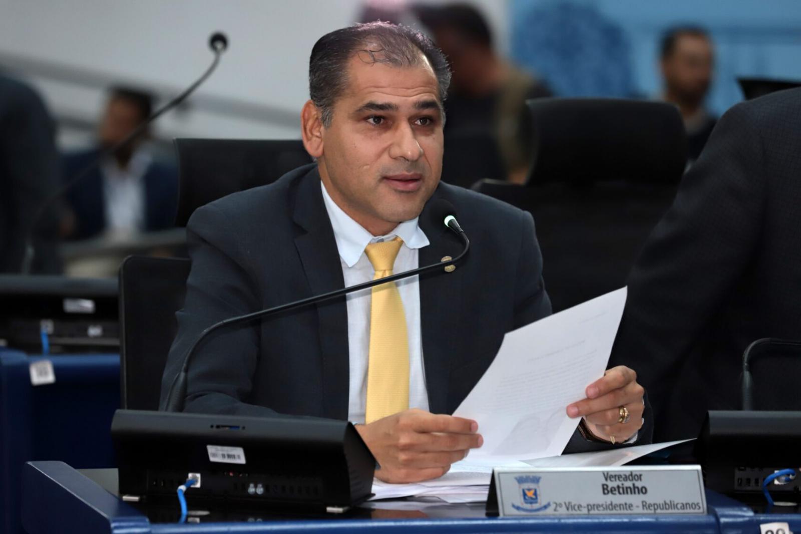 Betinho celebra aprovação da LOA e destaca importância das emendas para atender a população.