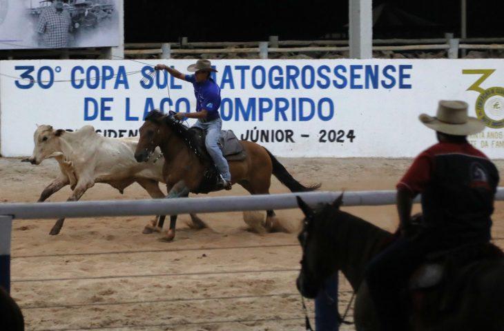 Bota, chapéu e tradição: com apoio do Governo começa a 30ª Copa do Laço em Campo Grande. Bota, chapéu e tradição: com apoio do Governo começa a 30ª Copa do Laço em Campo Grande.