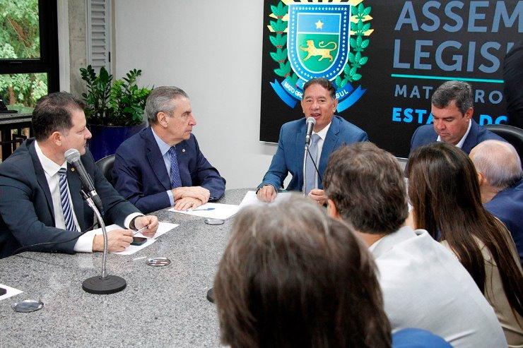 Deputados e  Governador Eduardo Riedel  avaliam balanço de investimentos e perspectivas para MS. Deputados e  Governador Eduardo Riedel  avaliam balanço de investimentos e perspectivas para MS.